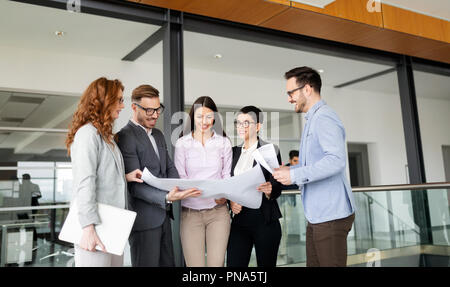 Creative Business Leute, die an Business Projekt im Büro