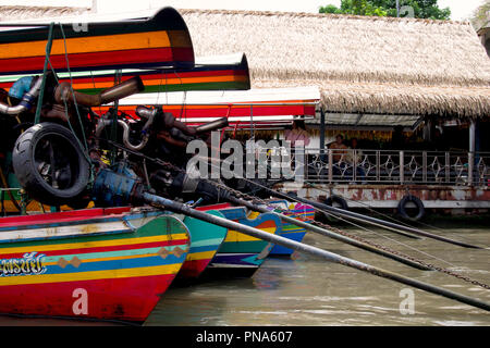 Bunte Longtail Boote auf Chaopraya River in Bangkok. Stockfoto