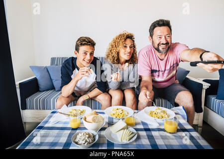 Happy kaukasischen Familie Mutter Vater Sohn schöne fröhliche glückliche Menschen zu Mittag zu Hause zusammen lächeln und genießen. home Interior Lifestyle c Stockfoto