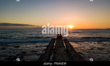 Gesund im Alter von Senior Paar zusammen sitzen am Ende der Dock suchen den Sonnenuntergang und genießen Liebe und Beziehung foreverness. Leben und Genießen Stockfoto