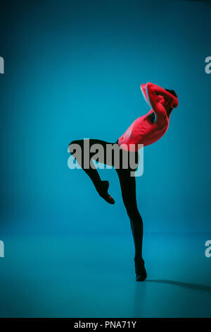 Die männlichen athletischen Ballet Dancer performing Tanz am strahlend blauen Hintergrund. Studio gedreht. Modernes Ballett, modernen Konzept. Fit jungen Mann. Kaukasische Modell Stockfoto
