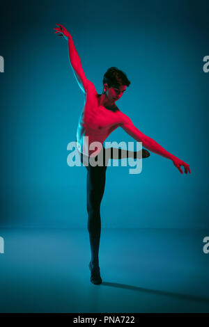 Die männlichen athletischen Ballet Dancer performing Tanz am strahlend blauen Hintergrund. Studio gedreht. Modernes Ballett, modernen Konzept. Fit jungen Mann. Kaukasische Modell Stockfoto