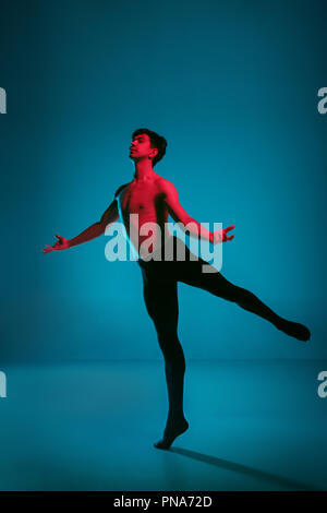 Die männlichen athletischen Ballet Dancer performing Tanz am strahlend blauen Hintergrund. Studio gedreht. Modernes Ballett, modernen Konzept. Fit jungen Mann. Kaukasische Modell Stockfoto