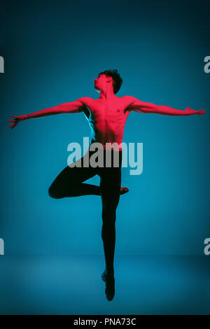 Die männlichen athletischen Ballet Dancer performing Tanz am strahlend blauen Hintergrund. Studio gedreht. Modernes Ballett, modernen Konzept. Fit jungen Mann. Kaukasische Modell Stockfoto