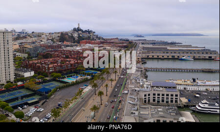 Coit Tower steht wie ein Leuchtturm über dem u-Infrastruktur von San Francisco Kalifornien Stockfoto