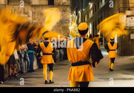 Siena, Italien - September 8, 2018: von der Contrada Valdimontone Tal der Ram-Parade durch die Straßen von Siena in der Vorbereitung für das Palio Stockfoto