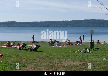 Touristen am Lago di Vico, Provinz Viterbo, Latium, Italien Foto © Fabio Mazzarella/Sintesi/Alamy Stock Foto Stockfoto