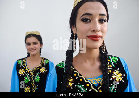 Tänzerinnen und Tänzer aus der Region Pamir (Tadschikistan) Stockfoto