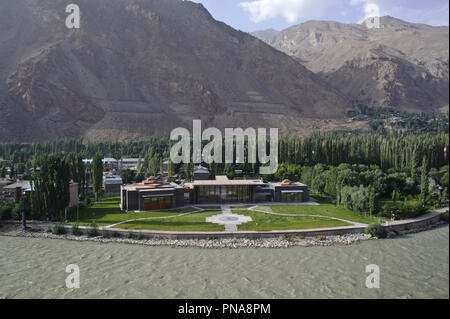 "Jamatkhana" (Ort der Anbetung für die nizari ismaili) + Pjandsch River (Tadschikistan) Stockfoto