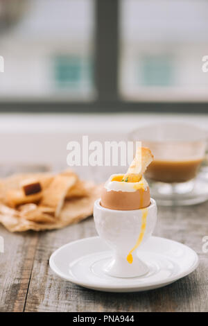 Das Eigelb fließt von gekochtes Ei auf toast Stockfoto