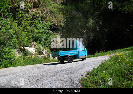 Die typisch Italienische Dreirad, Auto, Piaggio Ape, bergauf in den Cinque Terre, Italien. Diese Autos sind in engen steilen Straßen des Dorfes der Es nützlich Stockfoto