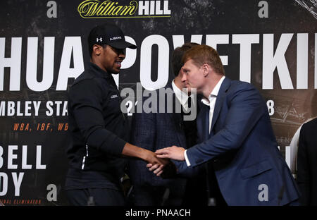 Anthony Josua und Alexander Povetkin während der Pressekonferenz im Wembley Stadion, London. Stockfoto