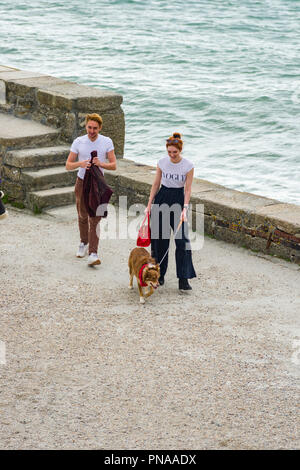 Editorial: UK Berühmtheiten, Charlestown, Cornwall, UK 19/09/2018. Eleanor Tomlinson Spaziergänge Hund und posiert für selfies. Stockfoto