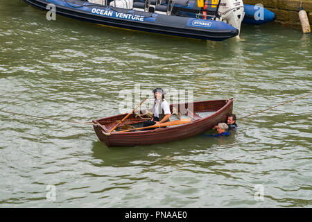 Editorial: UK Berühmtheiten, Charlestown, Cornwall, UK 19/09/2018. Aiden Turner Aktien ein Witz während der Dreharbeiten auf dem Wasser in Charelstown. Stockfoto