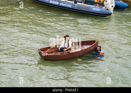 Editorial: UK Berühmtheiten, Charlestown, Cornwall, UK 19/09/2018. Aiden Turner Aktien ein Witz während der Dreharbeiten auf dem Wasser in Charelstown. Stockfoto