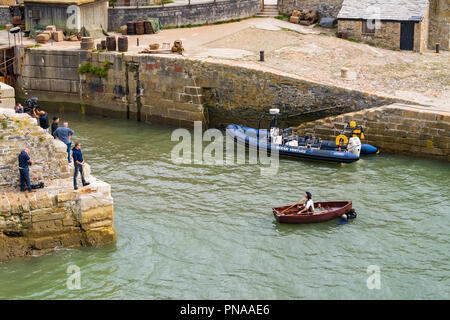 Editorial: UK Berühmtheiten, Charlestown, Cornwall, UK 19/09/2018. Aiden Turner Aktien ein Witz während der Dreharbeiten auf dem Wasser in Charelstown. Stockfoto