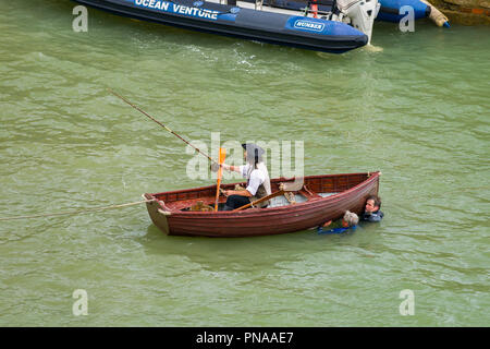 Editorial: UK Berühmtheiten, Charlestown, Cornwall, UK 19/09/2018. Aiden Turner Aktien ein Witz während der Dreharbeiten auf dem Wasser in Charelstown. Stockfoto