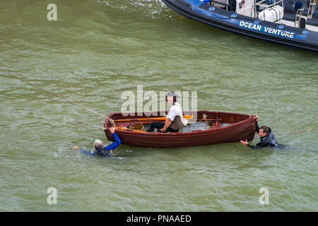 Editorial: UK Berühmtheiten, Charlestown, Cornwall, UK 19/09/2018. Aiden Turner Aktien ein Witz während der Dreharbeiten auf dem Wasser in Charelstown. Stockfoto