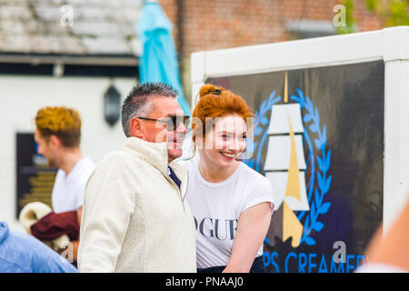 Editorial: UK Berühmtheiten, Charlestown, Cornwall, UK 19/09/2018. Eleanor Tomlinson Spaziergänge Hund und posiert für selfies. Stockfoto