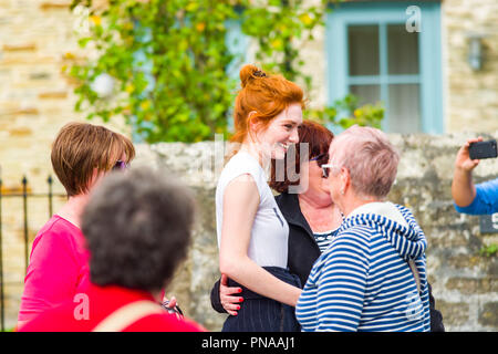 Editorial: UK Berühmtheiten, Charlestown, Cornwall, UK 19/09/2018. Eleanor Tomlinson Spaziergänge Hund und posiert für selfies. Stockfoto