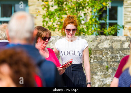 Editorial: UK Berühmtheiten, Charlestown, Cornwall, UK 19/09/2018. Eleanor Tomlinson Spaziergänge Hund und posiert für selfies. Stockfoto