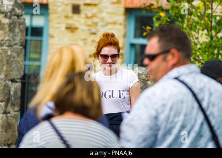 Editorial: UK Berühmtheiten, Charlestown, Cornwall, UK 19/09/2018. Eleanor Tomlinson Spaziergänge Hund und posiert für selfies. Stockfoto