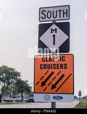 ROYAL OAK, MI/USA - August 16, 2018: Ein Klassiker Kreuzer/UAW (United Auto Workers)/Ford/M1 Zeichen auf der Woodward Dream Cruise Route. Stockfoto
