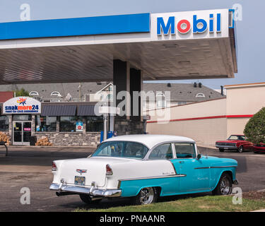 ROYAL OAK, MI/USA - August 16, 2018: 1955 Chevrolet Bel Air zu einem Gas Mobil Station an der Woodward Dream Cruise. Stockfoto