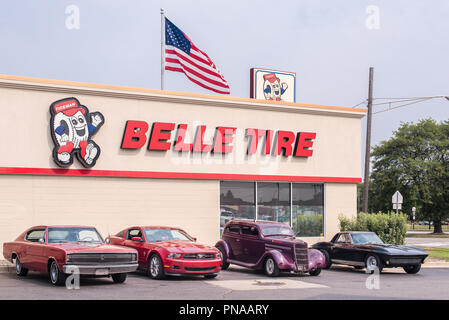 ROYAL OAK, MI/USA - August 16, 2018: A 1966 Dodge Charger, Ford Mustang, 1935 Ford Tudor, Chevrolet Corvette Autos auf der Woodward Dream Cruise. Stockfoto