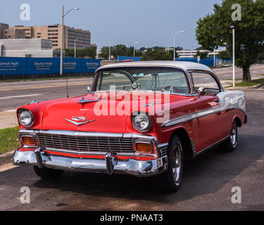 ROYAL OAK, MI/USA - August 16, 2018: 1956 Chevrolet Bel Air zu einem Gas Mobil Station an der Woodward Dream Cruise. Stockfoto