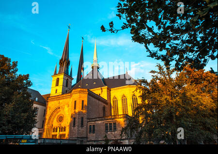 Blick auf die Kathedrale Notre Dame während des Sonnenuntergangs, Luxemburg Stockfoto