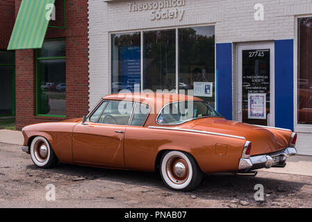 BERKLEY, MI/USA - August 16, 2018: 1953 Studebaker Commander vor der Theosophischen Gesellschaft an der Woodward Dream Cruise. Stockfoto