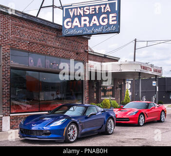 BERKLEY, MI/USA - 16. AUGUST 2018: Die beiden Chevrolet Corvette Autos vor der historischen Vinsetta Garage, an der Woodward Dream Cruise. Stockfoto