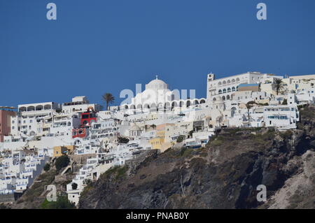 Wunderbare Aussicht auf die Stadt Fira auf einem Berg auf der Insel Santorini von hoher See. Architektur, Landschaften, Kreuzfahrten, Reisen. 7. Juli, Stockfoto