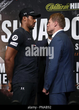 Anthony Josua und Alexander Povetkin während der Pressekonferenz im Wembley Stadion, London. Stockfoto