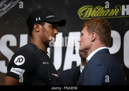 Anthony Josua und Alexander Povetkin während der Pressekonferenz im Wembley Stadion, London. Stockfoto