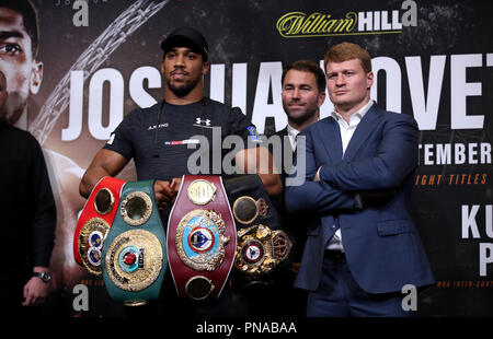 Anthony Josua und Alexander Povetkin während der Pressekonferenz im Wembley Stadion, London. Stockfoto