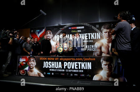 Anthony Josua und Alexander Povetkin während der Pressekonferenz im Wembley Stadion, London. Stockfoto