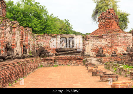 Buddha Statue ohne Kopf im Wat Mahathat buddhistischen Tempel in Ayutthaya, Thailand Stockfoto