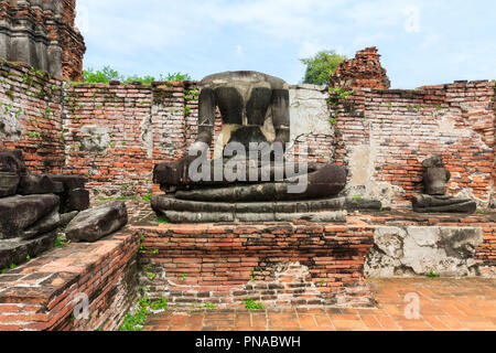 Buddha Statue ohne Kopf im Wat Mahathat buddhistischen Tempel in Ayutthaya, Thailand Stockfoto