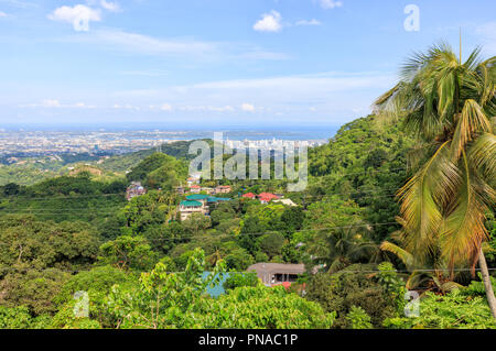 Blick auf die Häuser am Berg in Cebu City, Philippinen Stockfoto