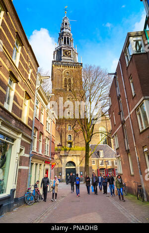 Amsterdam, Niederlande - 1 April, 2016: Oude Kerk Kirchturm, Menschen und Street View in Amsterdam, Holland Stockfoto