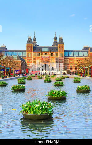 Amsterdam, Niederlande, 31. März 2016: Wasser und Blumen, Rijksmuseum und Leute vor Schreiben, ICH, Museumplein Amsterdam, Holland Stockfoto