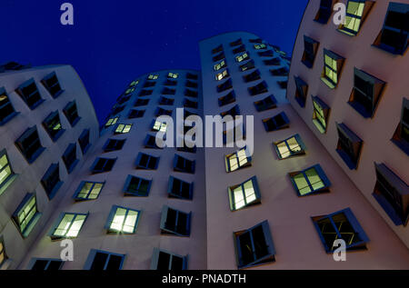 Moderne Architektur bei Nacht in Deutschland. Stockfoto