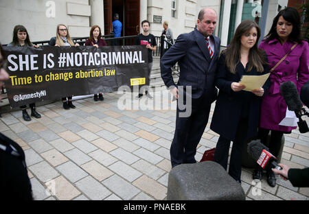 Anwälte Jemma Conlon (Mitte) und Stephen Chambers (links) mit Grainne Teggart von Amnesty International an die Medien außerhalb des High Court in Belfast, wo der Hof ist eine gerichtliche Überprüfung durch eine Mutter, die für die Abtreibung Pillen für ihre Tochter verfolgt wurde, sprechen hören. Stockfoto