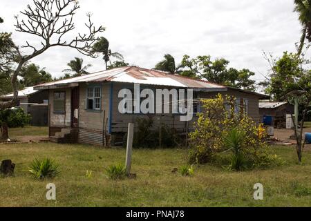 Ein Haus mit einem Wellblechdach innerhalb einer Tongan Village auf der Insel Atata, Königreich Tonga Stockfoto