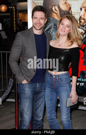 Topher Grace, Ashley Hinshaw bei der Premiere von New Line Cinema "FAUSTKAMPF" im Regency Dorf Theater in Westwood, CA, 13. Februar 2017 statt. Foto von Joseph Martinez/PictureLux Stockfoto