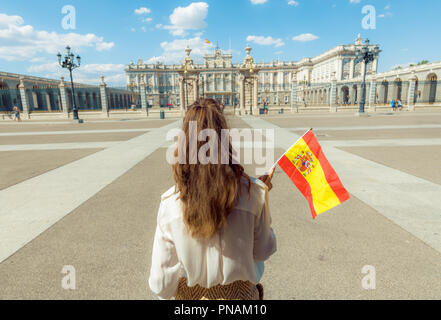 Hinter modernen Reisenden Frau mit Spanien Flagge gegen Royal Palace gesehen Stockfoto