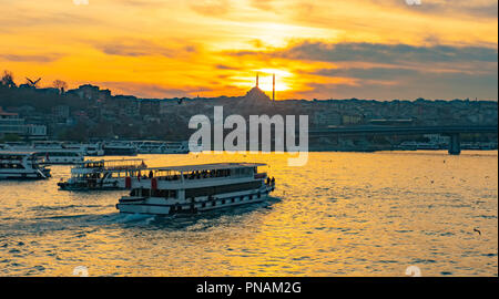 Touristenboot in Golden Horn Istanbul bei Sonnenuntergang, Türkei Stockfoto