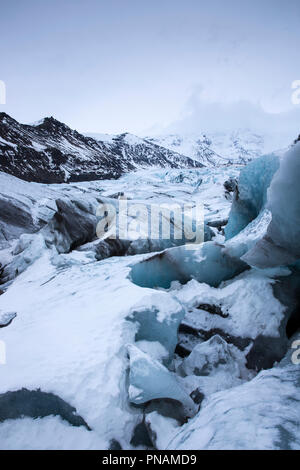 Übersicht Nahaufnahme Schichten in Eisblöcke glazialen Zunge des Svinafellsjokull Gletscher eine Steckdose Gletscher Vatnajökull, South Island Stockfoto